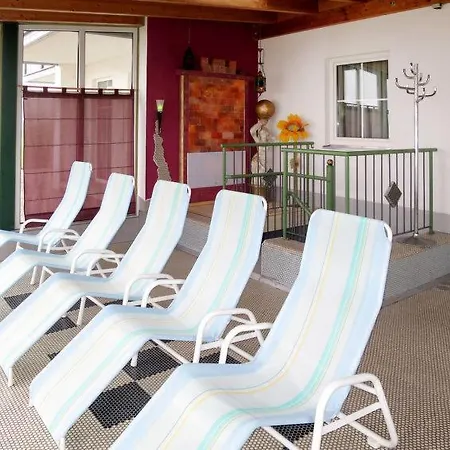 Baierweg Sleeps 8 Pool Wifi Apartment