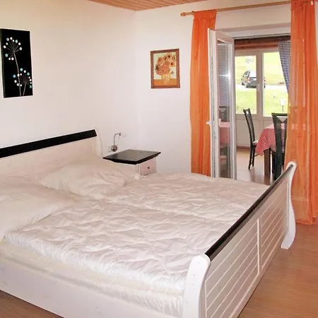Baierweg Sleeps 8 Pool Wifi Apartment